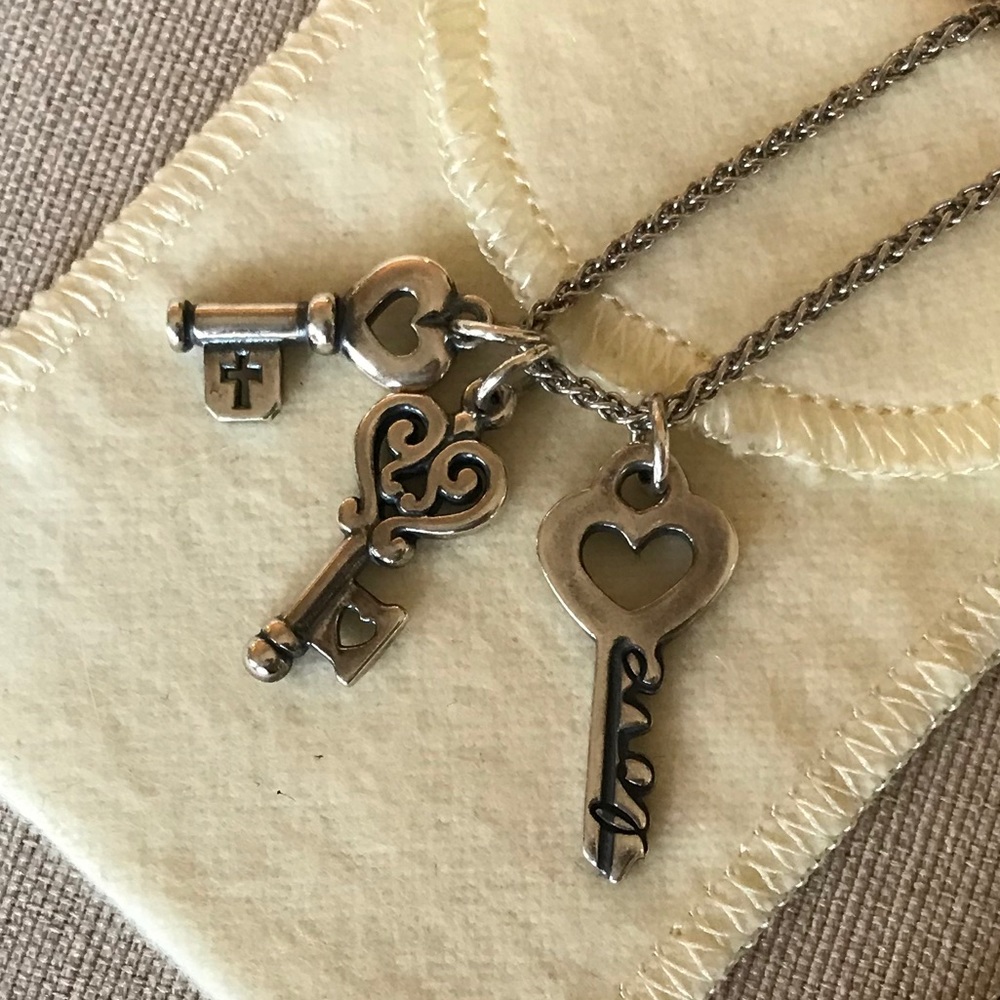 Women’s Heart & Key necklace